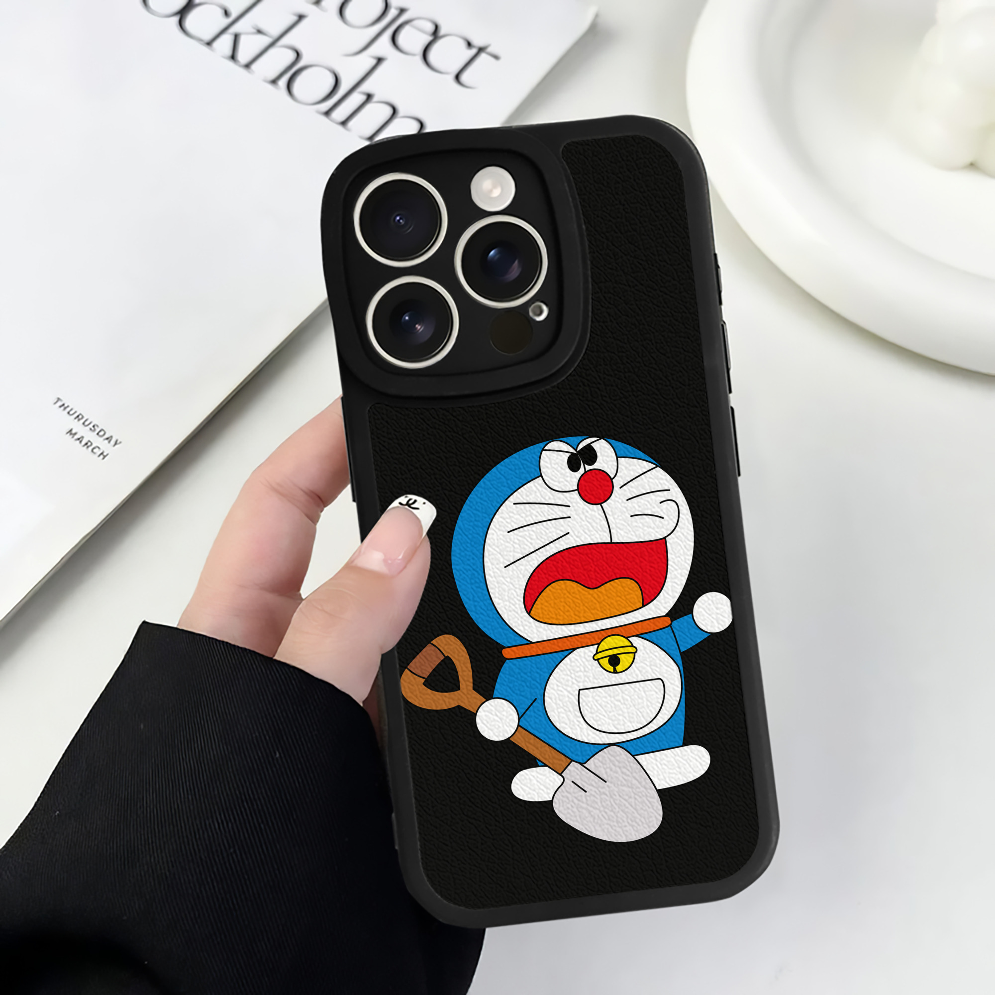 （画像用） ドラえもん Doraemon 【iPhone 16シリーズ対応】シリコンスマホケース（レザー調） 材質：シリコン